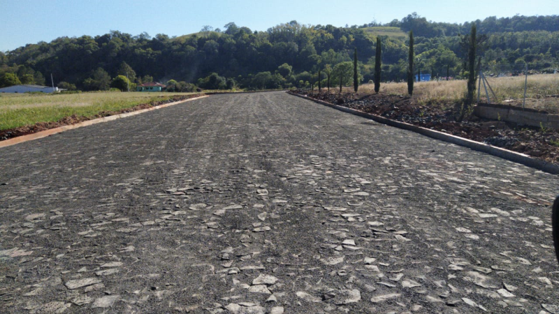 GOVERNO MUNICIPAL INVESTE EM PAVIMENTAÇÃ EM  DIVERSAS VIAS  DA CIDADE
